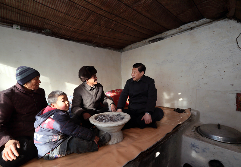 2012年12月30日，習(xí)近平在河北省阜平縣龍泉關(guān)鎮(zhèn)駱駝灣村看望唐榮斌老人一家。