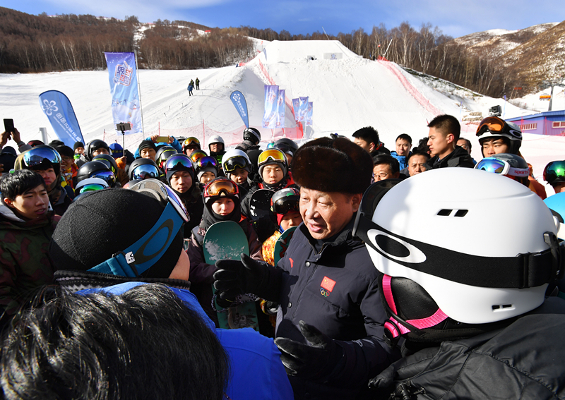 2017年1月23日，習(xí)近平總書記在云頂滑雪場同正在集訓(xùn)的國家滑雪隊運動員及滑雪愛好者親切交談。