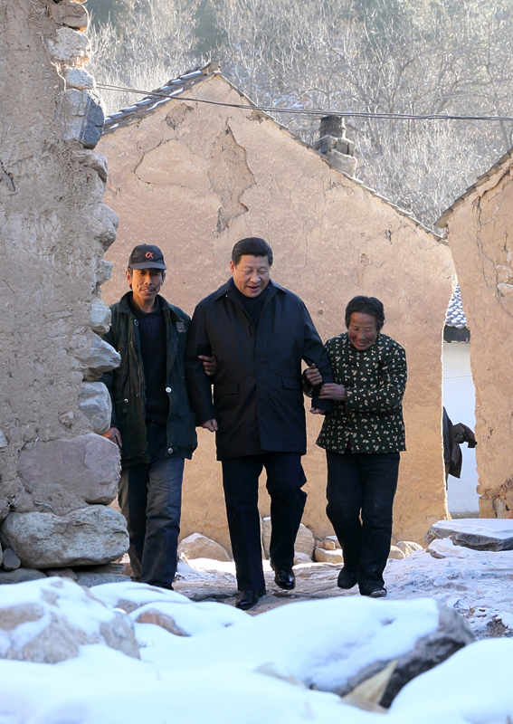 2012年12月30日，習(xí)近平總書記來到地處深山的河北阜平駱駝灣村，走進(jìn)困難群眾唐宗秀家慰問看望。