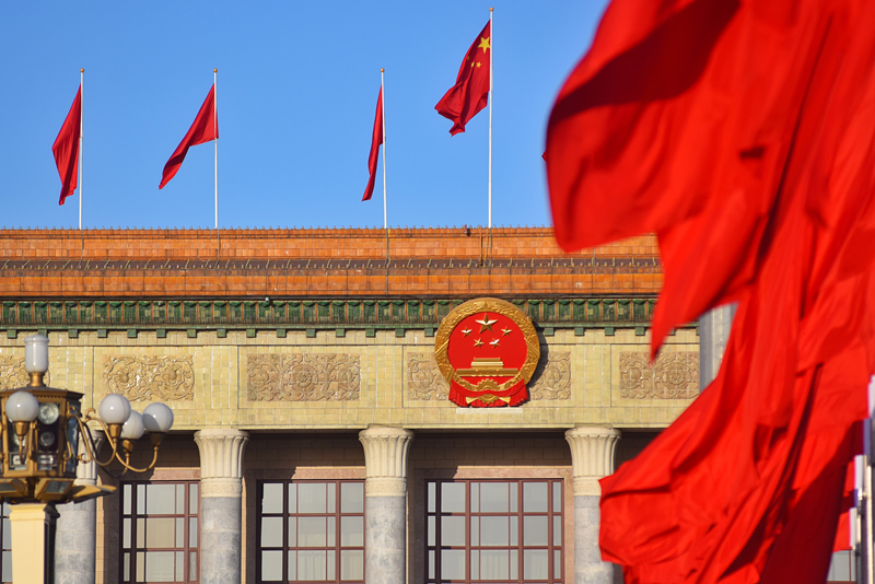 2024年3月8日，北京上空現(xiàn)“兩會(huì)藍(lán)”，人民大會(huì)堂前紅旗飄揚(yáng)。