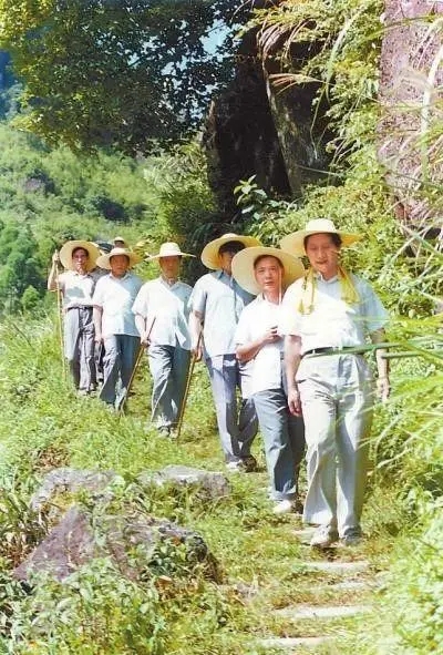 1989年7月，習(xí)近平在壽寧縣山村。