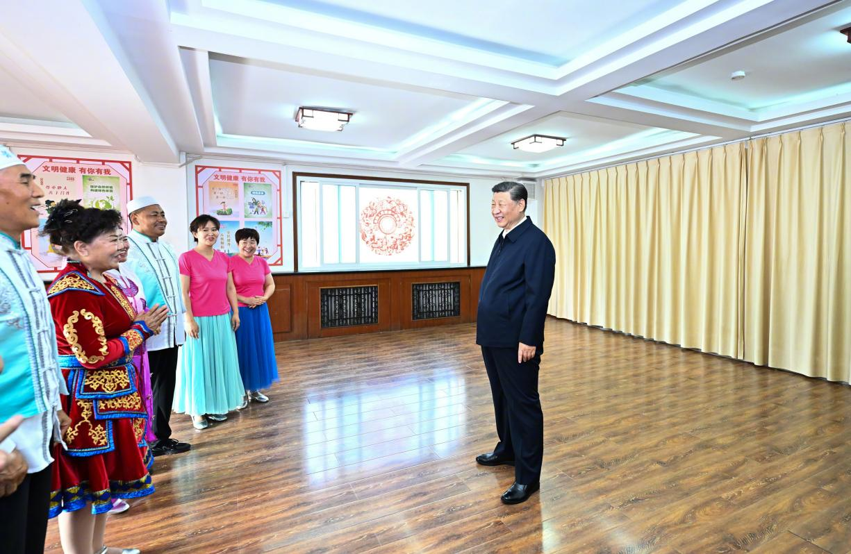 6月19日下午，習(xí)近平總書記在銀川市金鳳區(qū)長城花園社區(qū)活動室考察時，同社區(qū)居民親切交流。