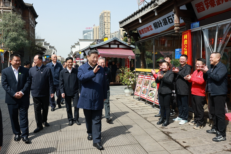 2024年3月19日上午，習(xí)近平在常德河街考察時(shí)，同店主和游客親切交流。新華社記者 王曄 攝