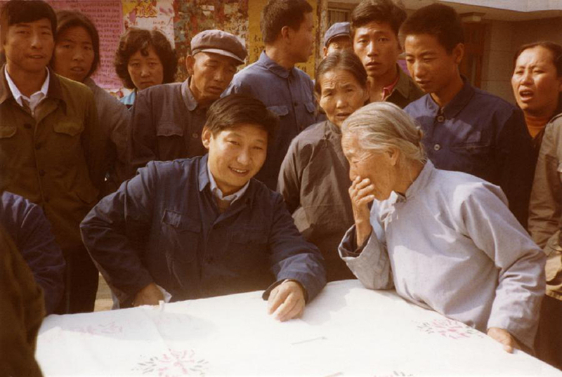 1983年，時任河北正定縣委書記的習近平（前排居中），臨時在大街上擺桌子聽取老百姓意見。