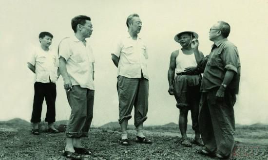 1978年8月，習仲勛（左三）在廣東惠陽農(nóng)村調(diào)研。在清華大學讀書的習近平（左一）利用暑假時間參加社會實踐，隨同父親一起下鄉(xiāng)。