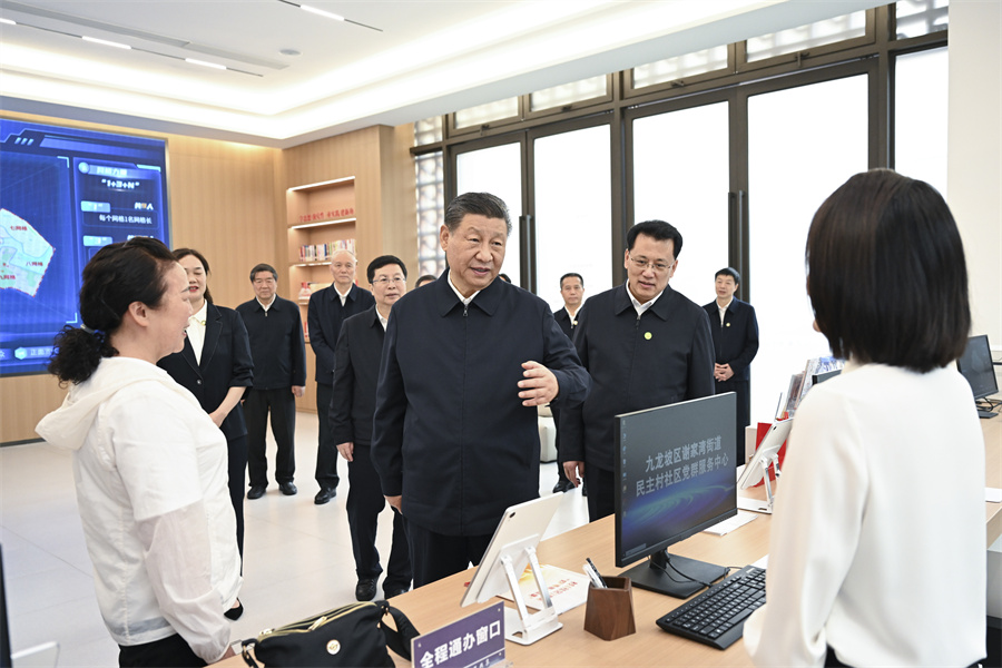 2024年4月22日至24日，中共中央總書記、國(guó)家主席、中央軍委主席習(xí)近平在重慶考察。這是22日下午，習(xí)近平在九龍坡區(qū)謝家灣街道民主村社區(qū)考察。新華社記者 謝環(huán)馳 攝