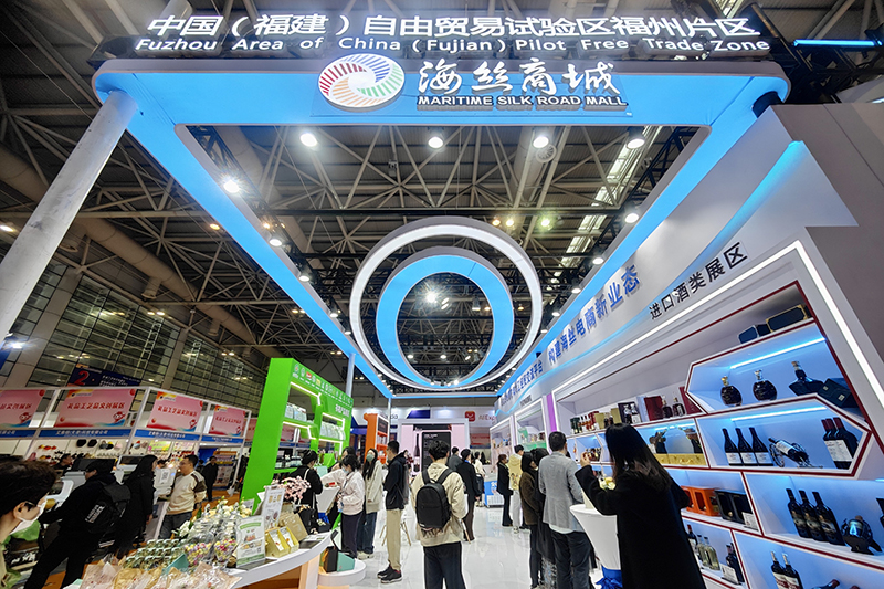 2024年3月18日，第四屆中國跨境電商交易會在福建福州開幕。展會聚焦“鏈接跨境全流域 共建電商新生態(tài)”，集聚全國80余個外貿(mào)產(chǎn)業(yè)帶的上千家供應(yīng)鏈企業(yè)。
