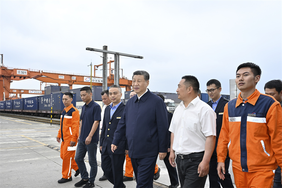 2024年4月22日至24日，中共中央總書記、國(guó)家主席、中央軍委主席習(xí)近平在重慶考察。這是22日下午，習(xí)近平在重慶國(guó)際物流樞紐園區(qū)重慶鐵路集裝箱中心站，同貨車司機(jī)、列車司機(jī)、裝卸工人、場(chǎng)站管理人員等親切交流。新華社記者 岳月偉 攝