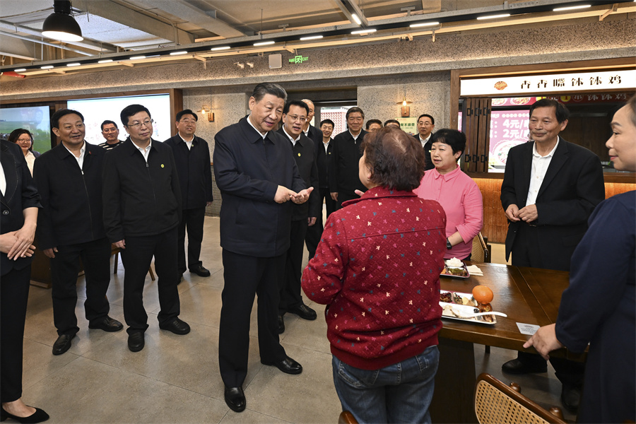 2024年4月22日下午，習(xí)近平在九龍坡區(qū)謝家灣街道民主村社區(qū)考察時(shí)，同正在社區(qū)食堂就餐的群眾親切交流。新華社記者 謝環(huán)馳 攝