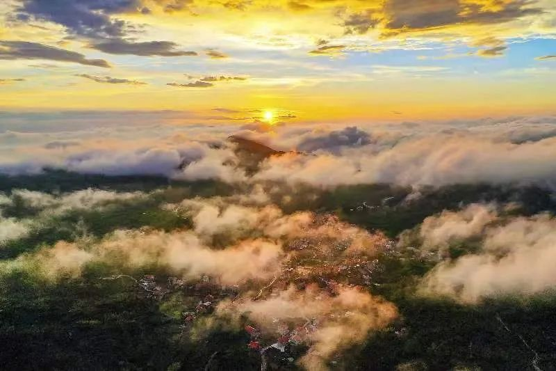 圖為云霧繚繞的軍營村，群山盡翠，紅瓦掩映。廈門市委宣傳部供圖