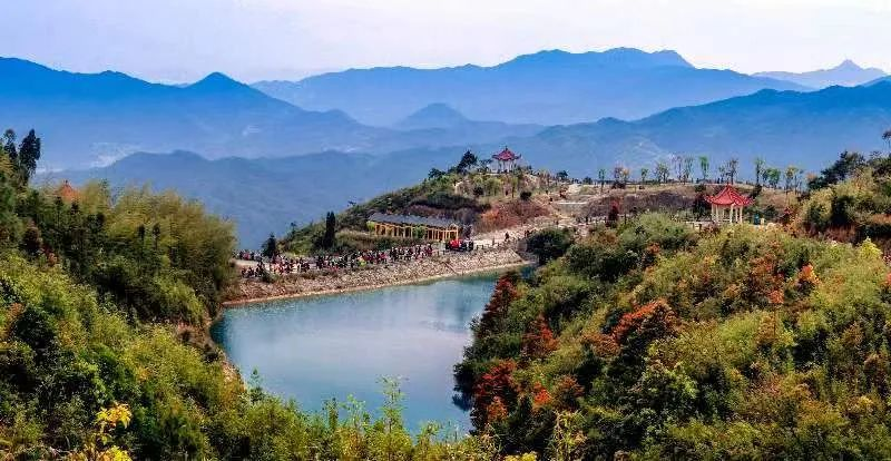 圖為游客們到軍營村七彩池欣賞美景。廈門市委宣傳部供圖